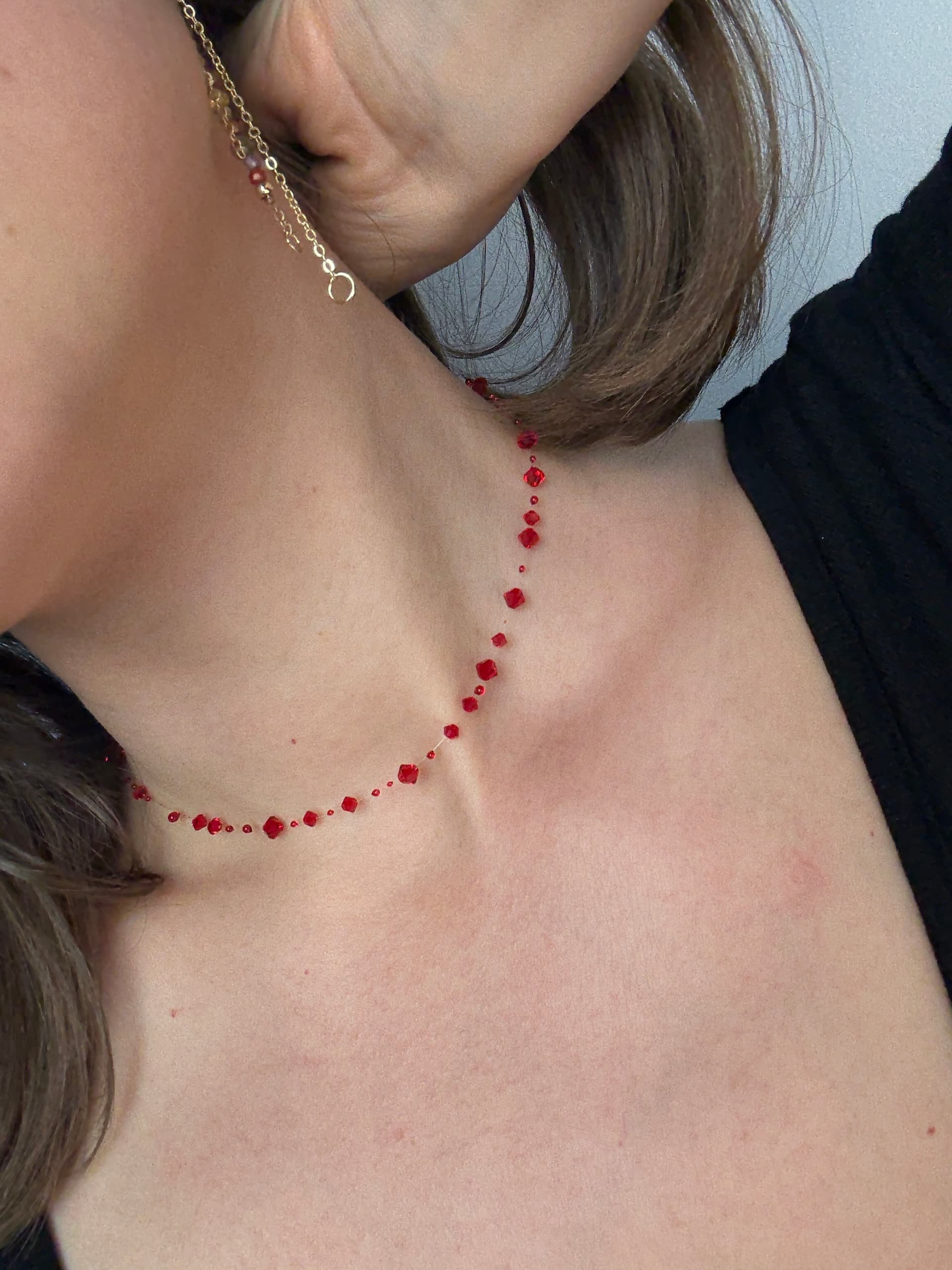 Колье "Рэд флаг" в одну нить нити 