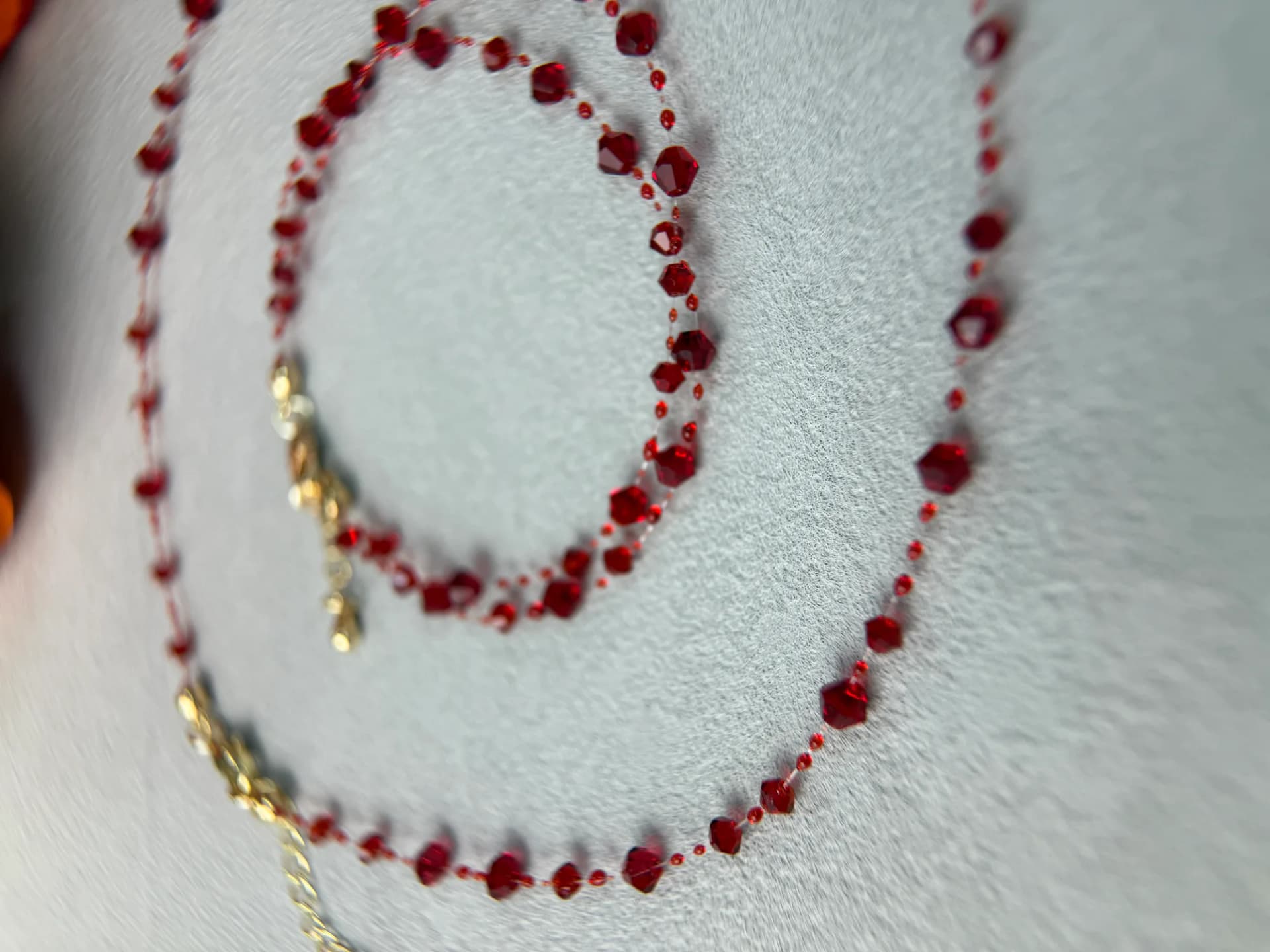 Красный браслет спираль