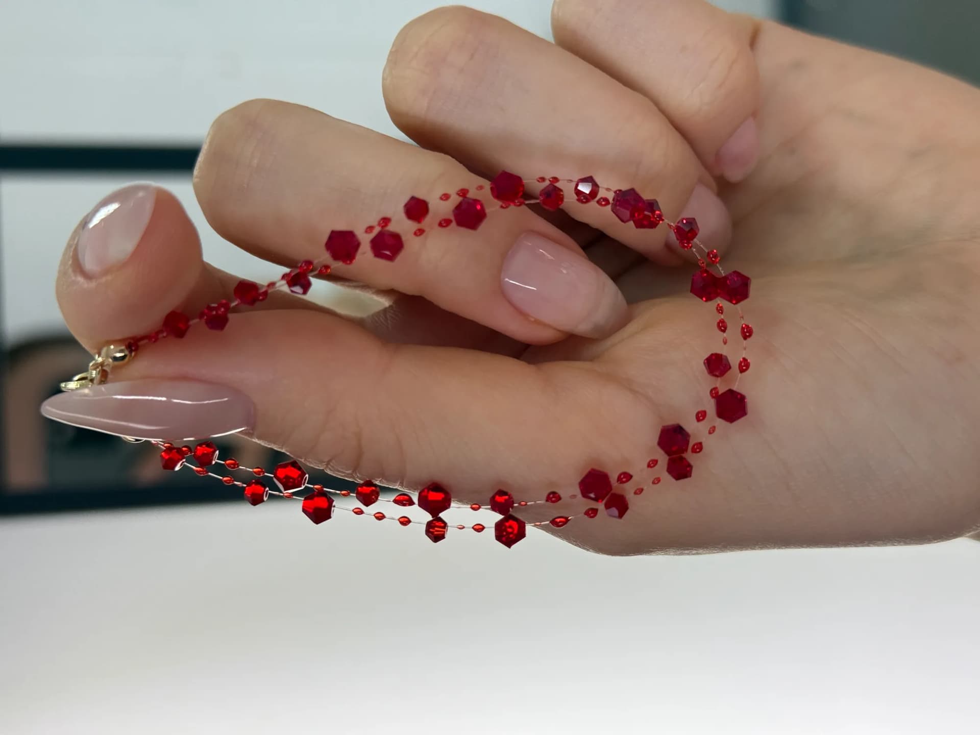 Красные кристаллы в ладони