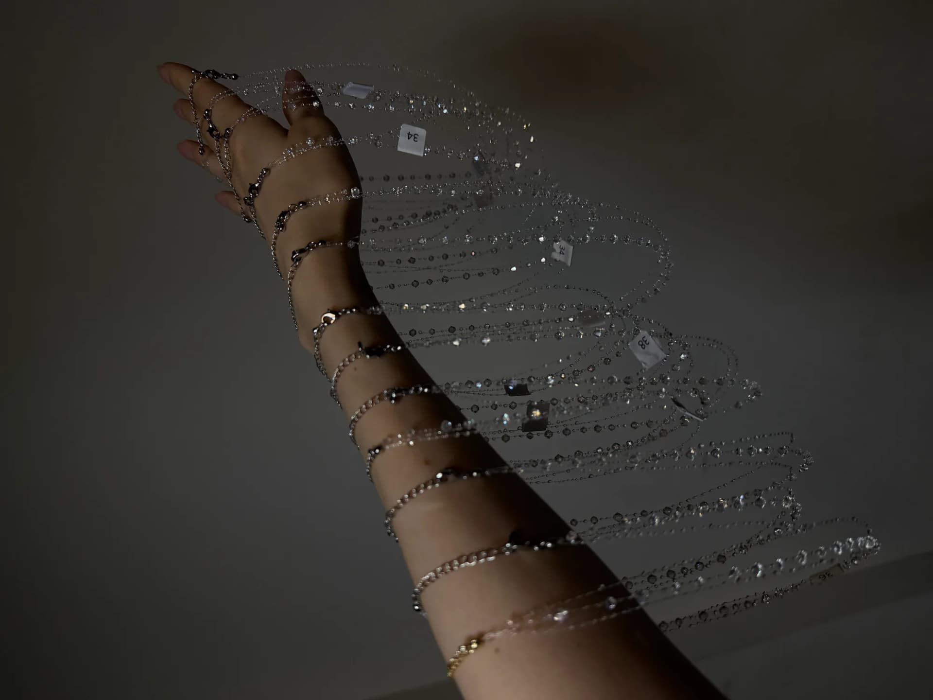 Хрустальные украшения на руке