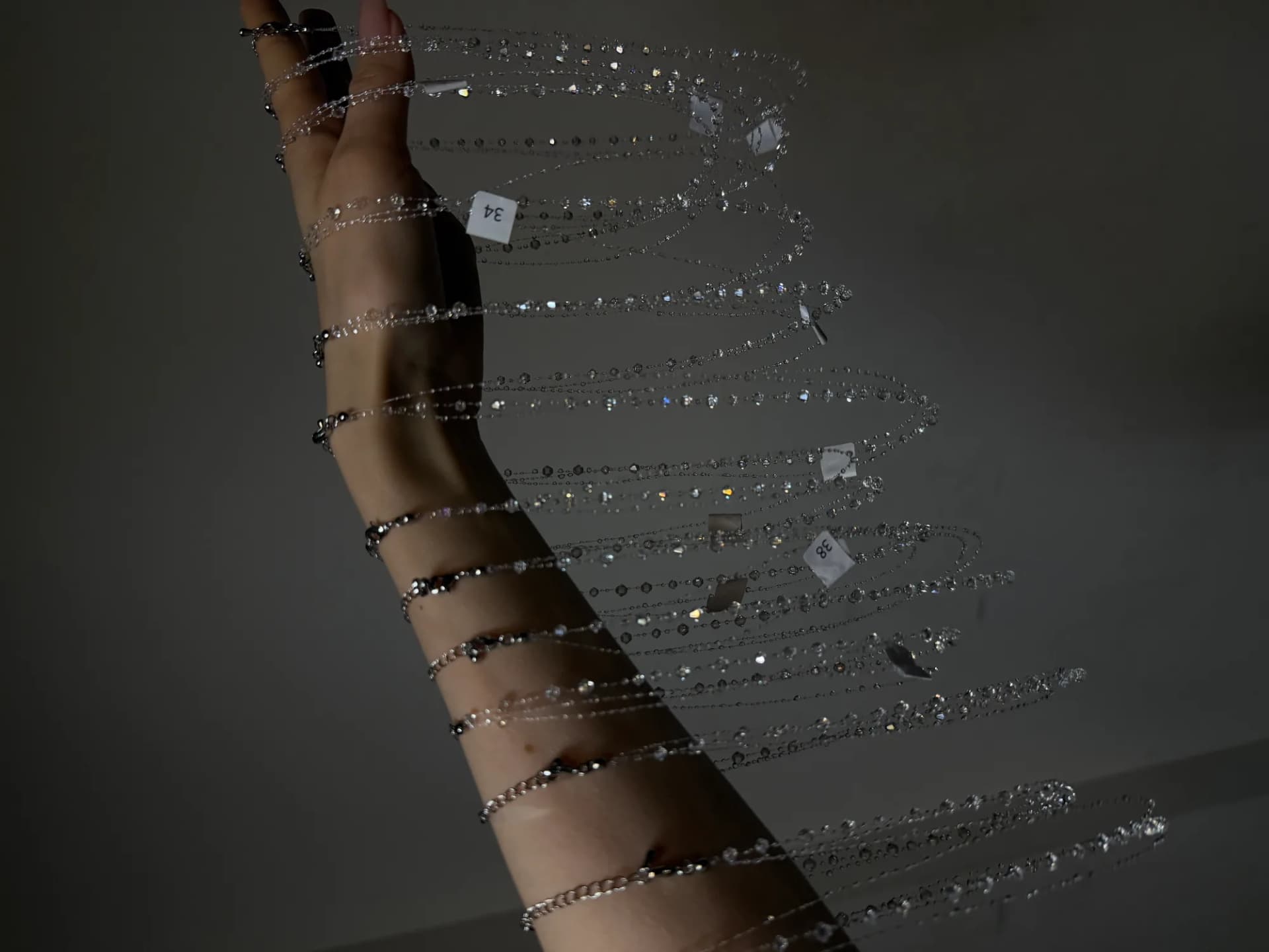 Хрустальный браслет на руке