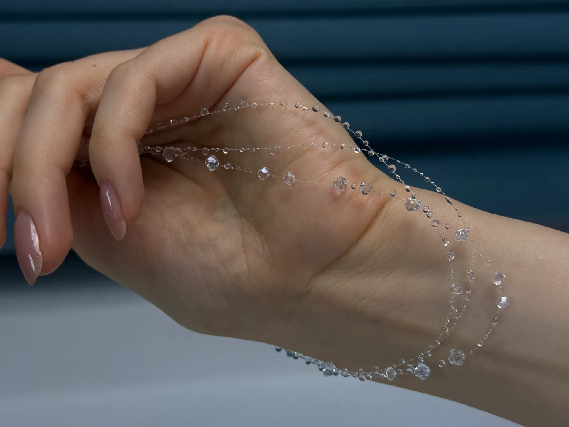 Хрустальный браслет на ладони