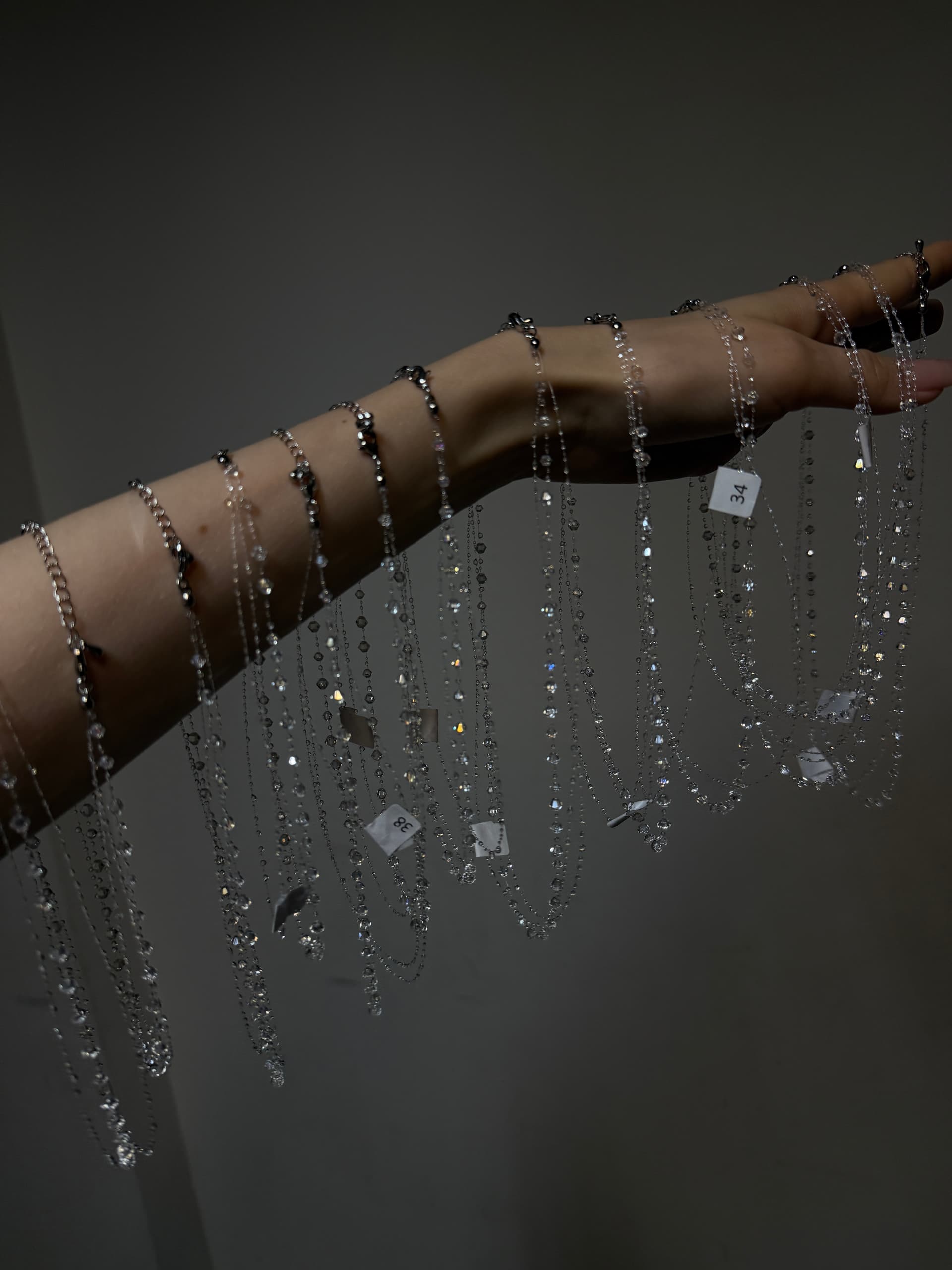 Хрустальные украшения на руке