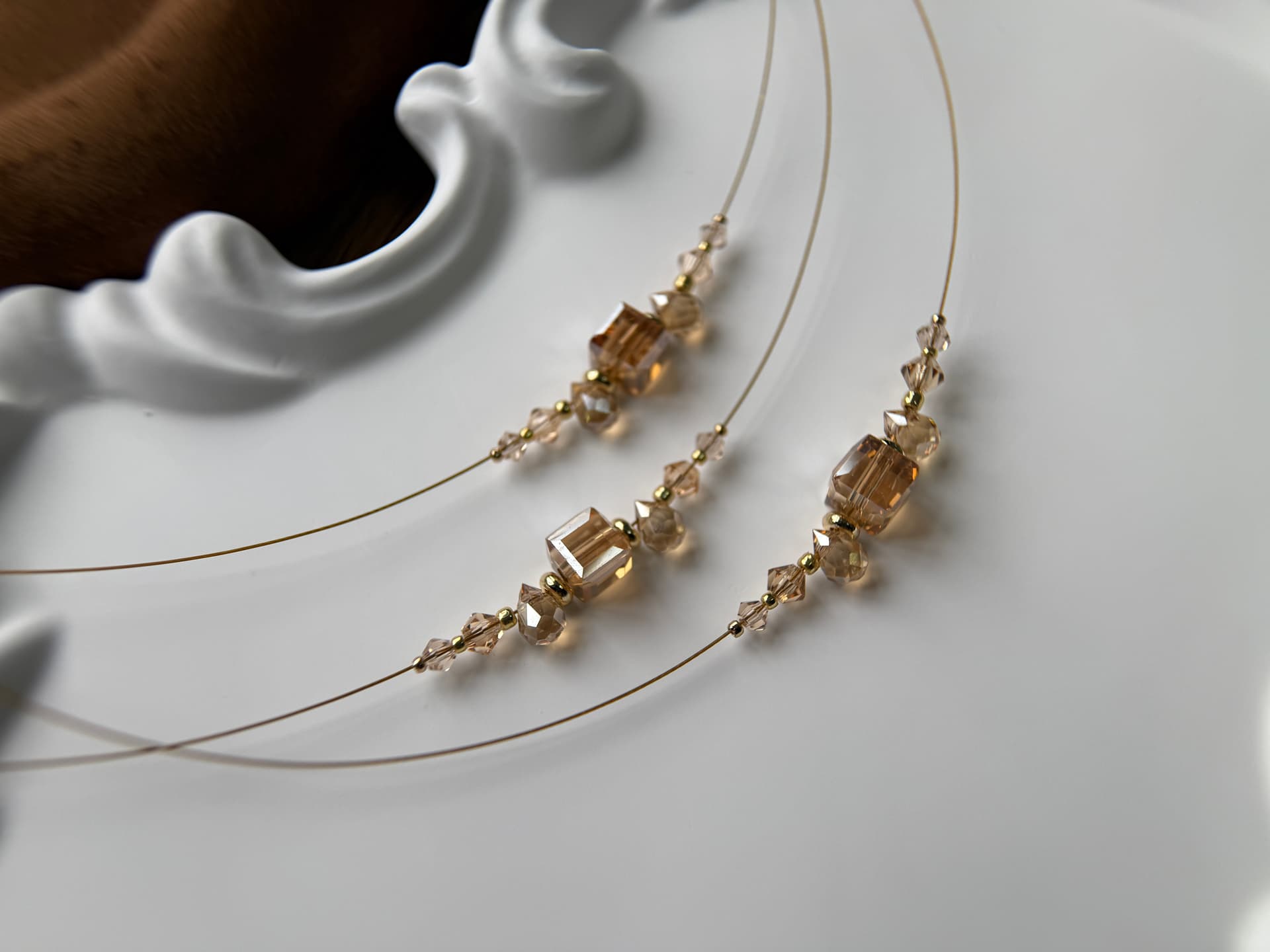 Хрустальное колье крупным планом